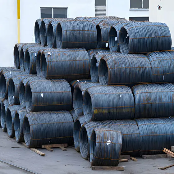 Rollos de alambre recocido apilados de manera vertical en la parte exterior de un almacén