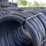 Bobinas de alambrón asegurados con cintas de plástico y alambre