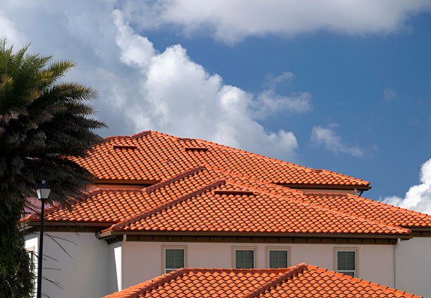 Casa de mútiples niveles con con techo de plastitejas