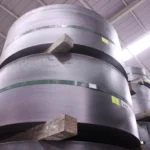 Cintas de Lámina Negra acomodadas de forma vertical sobre polines de madera