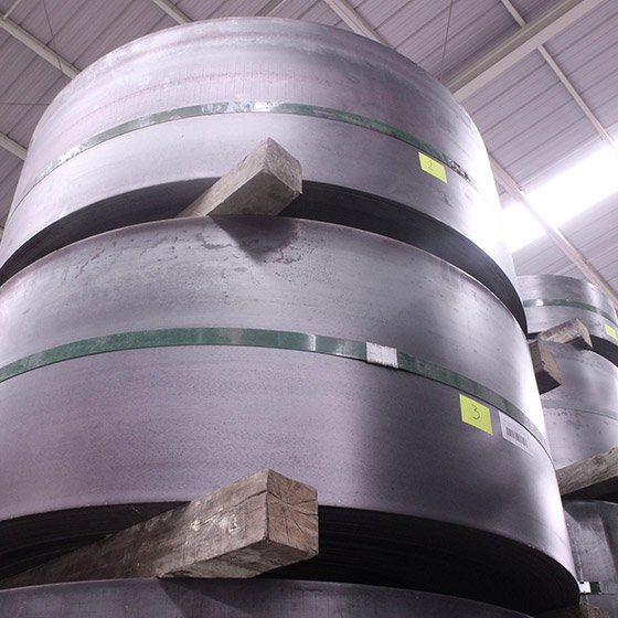 Cintas de Lámina Negra acomodadas de forma vertical sobre polines de madera