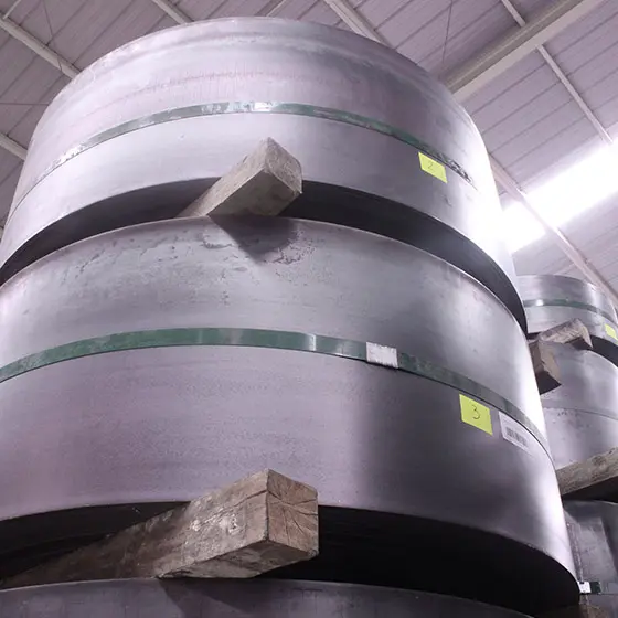 Cintas de Lámina Negra acomodadas de forma vertical sobre polines de madera