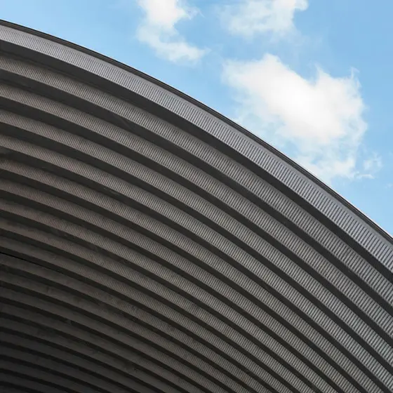 Vista inferior de arcotecho de lámina Ternium instalado