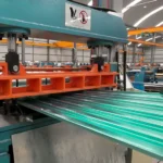 Lámina Tipo Tablero saliendo de la máquina roladora, al fondo una bodega