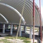 Instalación de arcotecho sobre cimientos de concreto