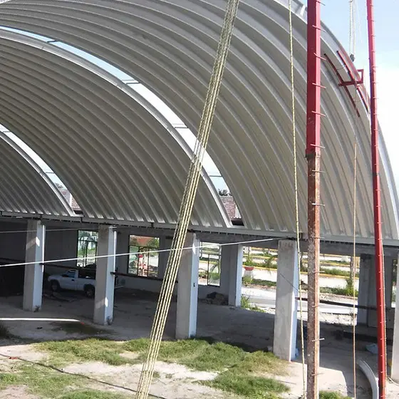 Instalación de arcotecho sobre cimientos de concreto