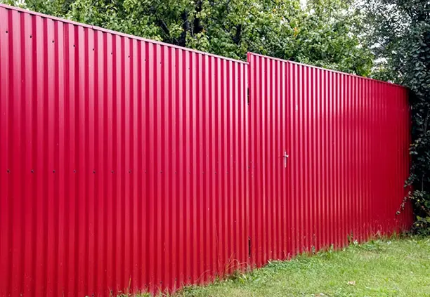 Barda de lámina tipo tablero pintada de color rojo