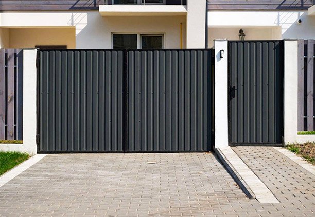 Puerta residencial hecha con lámina tipo tablero negra