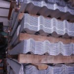 Láminas R101 galvanizadas colocadas sobre polines demadera
