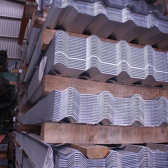 Láminas R101 galvanizadas colocadas sobre polines demadera
