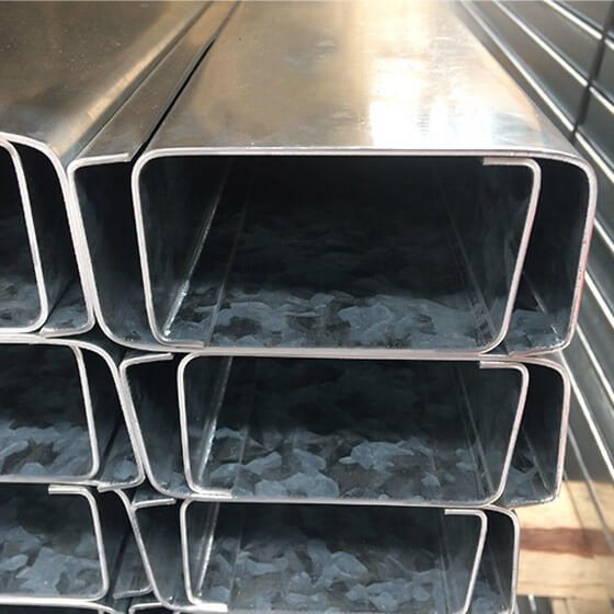Montenes de acero negro acomodados dentro de una bodega