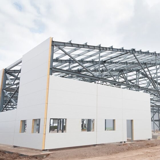 Nave industrial en construcción con panel Economuro