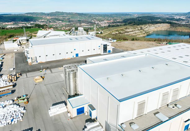 Edificaciones industriales elaboradas con piezas de panel Glamet Metecno