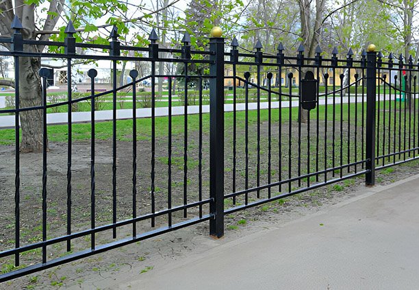 Reja de parque público elaborada con barra de acero retorcida maciza