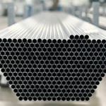 Vista frontal de piezas de tubería industrial apiladas