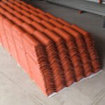 Plastitejas de diseño clásico colocadas osbre el piso de un almacén