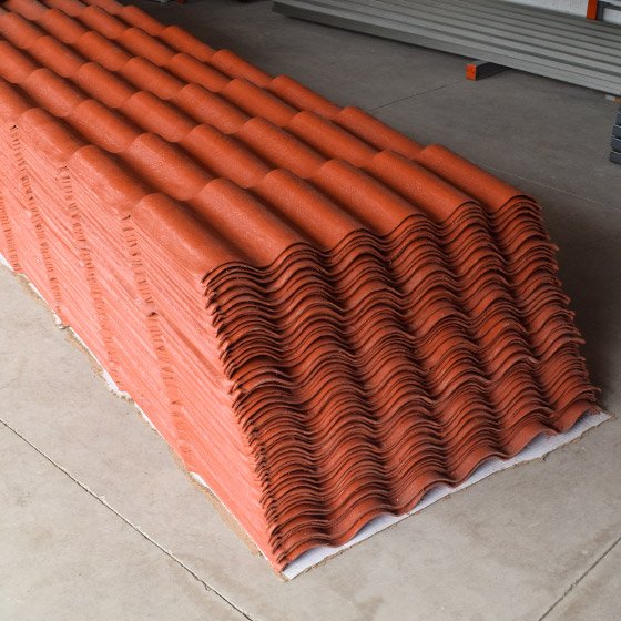 Plastitejas de diseño clásico colocadas osbre el piso de un almacén