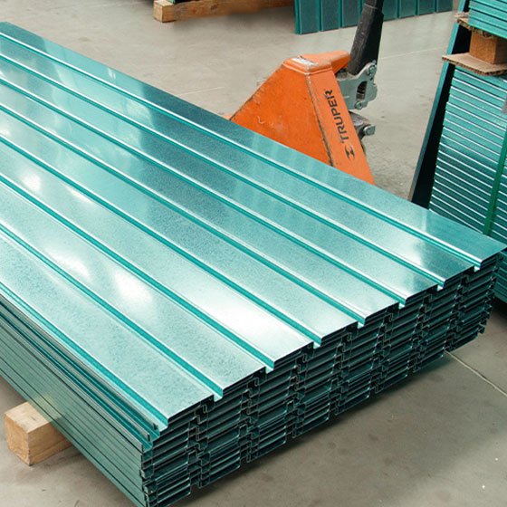 Pila de láminas tipo tablero verde galvanizadas, puestas en un patín industrial.