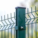 Panel de Reja Europea verde asegurada a un poste
