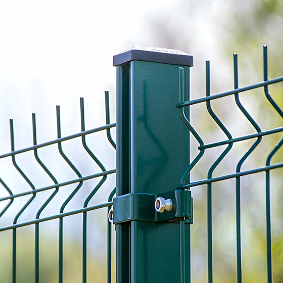Panel de Reja Europea verde asegurada a un poste