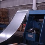 Rollo de lámina galvanizada pasando por una máquina roladora