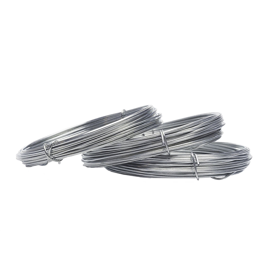 Muestra de stock rollos de alambre de acero galvanizado estibados