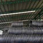 Bobinas de alambre recocido dentro de un almacén