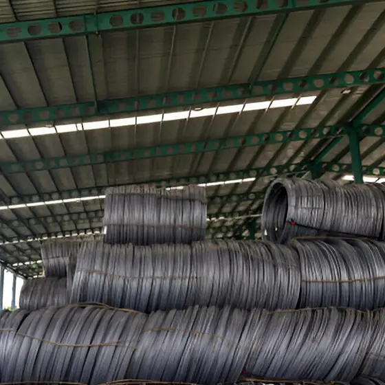 Bobinas de alambre recocido dentro de un almacén