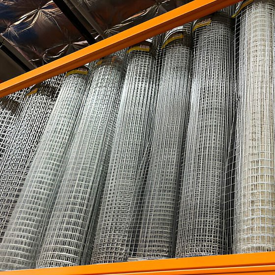 Rollos de Malla Electrosoldada acomodados dentro de un almacén