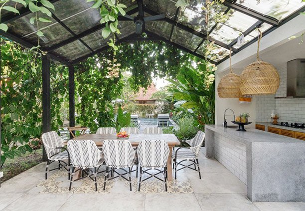 Terraza con techo fabricado con lámina de policarbonato sólido