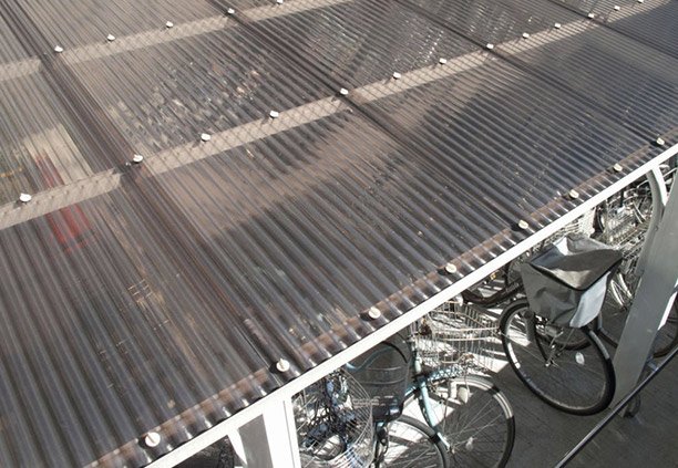 Estacionamiento para bicicletas techado con lámina de policarbonato celular