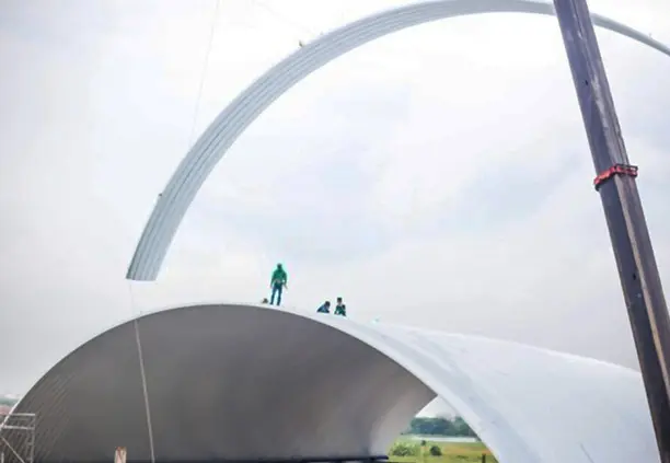 Trabajadores instalando arcotecho con recubrimiento Pintro