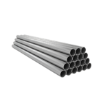 Vista lateral izquierda de tubo industrial de acero apilado