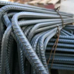 Piezas de varilla corrugada dobladas y amarradas con alambre recocido