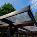 Vista inferior de techo de policarbonato con bastidor de madera