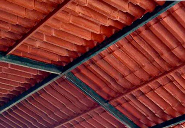 Vista interior de una cubierta elaborada con láminas de plástico tipo teja sos