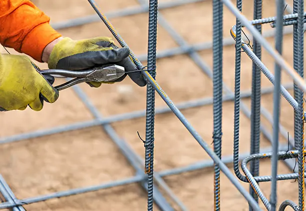 Trabajador traslapando dos varilas con un trozo de alambre recocido