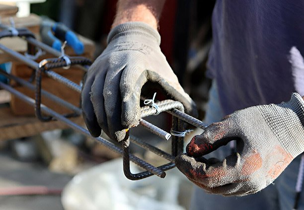 Fijación de estribos y varilla corrugada con alambre galvanizado