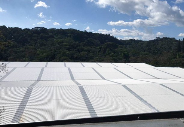 Techo de un almacén en una zona rural, elaborado de láminas de PVC tricapa