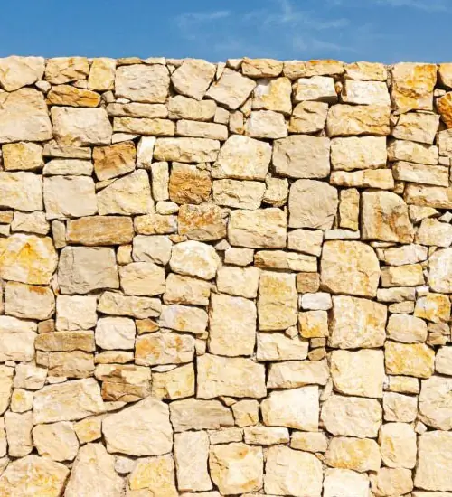 Muro de mamposteria tradicional hecho con piedras
