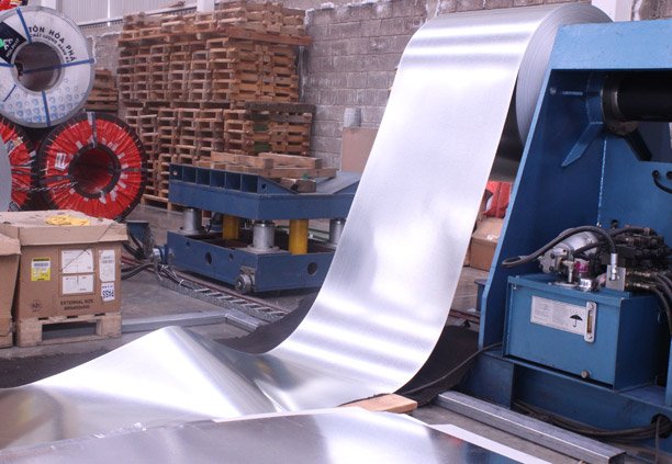 Rollo de Lámina Galvanizada montado en una máquina roladora