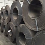 Rollos de Lámina de acero negra apilados de manera horizontal
