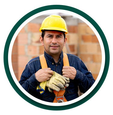 Jefe de obra portando equipo de seguridad en medio de una construcción
