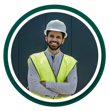Arquitecto joven con chaleco de trabajo y casco de seguridad