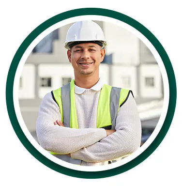 Ingeniero civil con casco de seguridad blanco