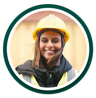 Ingeniera industrial con casco de seguridad amarillo