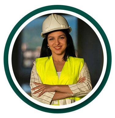 Supervisara de obra con chaleco naranja y caso blanco