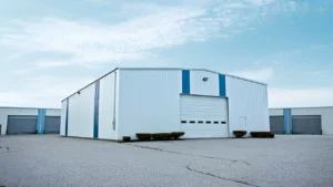 Bodega fabricada con muros de panel Metecno