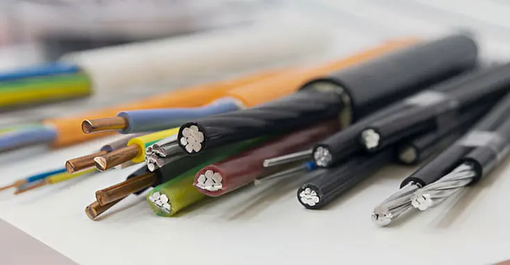 Cables eléctricos con recubrimientos fabricados con materiales aislantes de electricidad