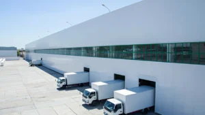 Fachada de centro de distribución fabricada con panel Metecno